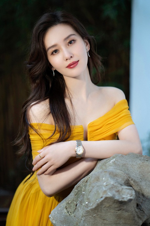 Từ Địch Lệ Nhiệt Ba đến sự thật về thế hệ tiểu hoa 90: Giấu nhẹm chuyện đời tư! - Ảnh 7. Từ Địch Lệ Nhiệt Ba đến sự thật về thế hệ tiểu hoa 90: Giấu nhẹm chuyện đời tư! - Ảnh 7.