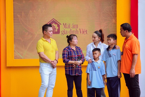 Trước khi làm MC, Quyền Linh từng đi vỗ tay ở game show được 20.000 đồng mỗi ngày - Ảnh 4. Trước khi làm MC, Quyền Linh từng đi vỗ tay ở game show được 20.000 đồng mỗi ngày - Ảnh 4.