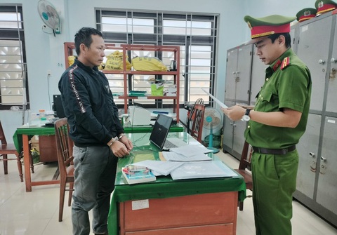Ông Nhạt khai đánh shipper gãy hai tay vì nghi ngờ anh này lấy dây chuyền của vợ - Ảnh 1. Ông Nhạt khai đánh shipper gãy hai tay vì nghi ngờ anh này lấy dây chuyền của vợ - Ảnh 1.