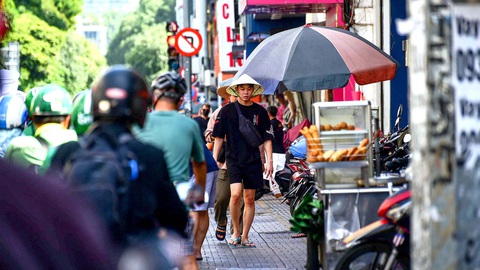 Quyết liệt sắp xếp lại trật tự vỉa hè - Ảnh 1. Một đoạn vỉa hè trên đường Hai Bà Trưng (quận 3, TP.HCM) bị chiếm dụng làm chỗ buôn bán, giữ xe - Ảnh: NGỌC PHƯỢNG