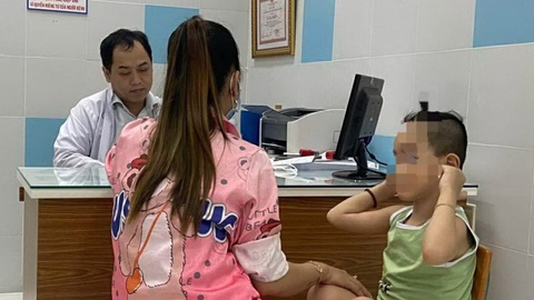 Trẻ rối loạn giới tính, cha mẹ làm gì? - Ảnh 1. Các bác sĩ khoa tâm lý Bệnh viện Nhi đồng 2 đang thăm khám và điều trị cho trẻ - Ảnh: THU HIẾN