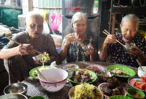 Chỉ là, tôi lớn lên, nhưng nội thì già đi - Ảnh 1. Chỉ là, tôi lớn lên, nhưng nội thì già đi - Ảnh 1.