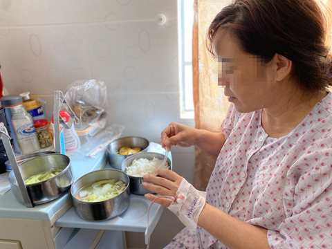 Bác sĩ khuyến cáo tập quán ăn uống sau sinh của phụ nữ Việt chưa khoa học, làm ít sữa - Ảnh 1. Bác sĩ khuyến cáo tập quán ăn uống sau sinh của phụ nữ Việt chưa khoa học, làm ít sữa - Ảnh 1.