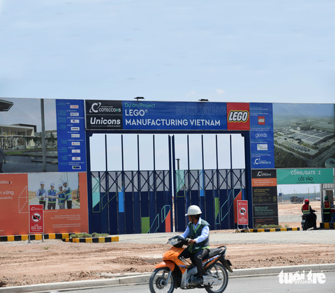 Hạ tầng cứng và cơ chế mềm cho "đại bàng làm tổ" - Ảnh 1. Dự án Lego trong Khu công nghiệp VSIP 3 tại phường Hội Nghĩa, thị xã Tân Uyên và xã Tân Lập (huyện Bắc Tân Uyên), tỉnh Bình Dương (ảnh chụp trưa 21-2) - Ảnh: QUANG ĐỊNH