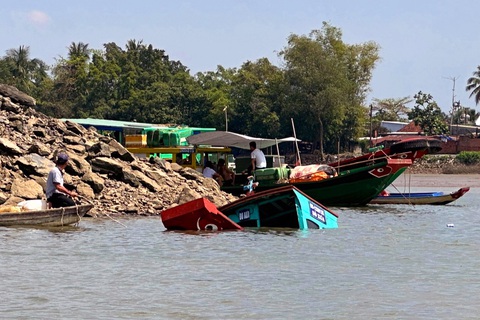 Khởi tố vụ án lật đò chở khách trên sông Đồng Nai khiến một thai phụ chết đuối - Ảnh 2. Khởi tố vụ án lật đò chở khách trên sông Đồng Nai khiến một thai phụ chết đuối - Ảnh 2.
