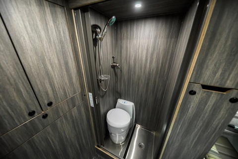 Nhà di động độ từ bán tải giá 8,3 tỉ đồng: Không gian sang trọng, có cả bể nước ngọt, đi mọi nơi - Ảnh 10. Nhà di động độ từ bán tải giá 8,3 tỉ đồng: Không gian sang trọng, có cả bể nước ngọt, đi mọi nơi - Ảnh 10.