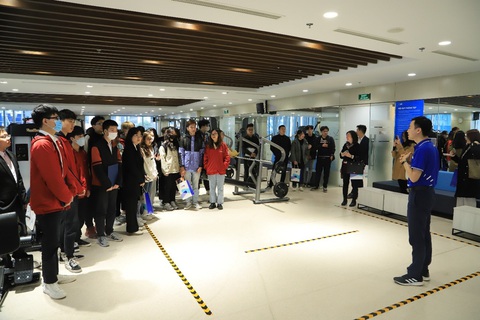 MB Company Tour: Từ sinh viên đến trải nghiệm một ngày làm nhân sự IT - Ảnh 5. Sinh viên tham quan không gian làm việc