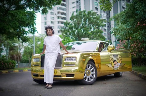 Triệu phú Ấn Độ sử dụng Rolls-Royce bọc vàng tiền tỉ làm taxi cho khách VIP - Ảnh 1. Triệu phú Ấn Độ sử dụng Rolls-Royce bọc vàng tiền tỉ làm taxi cho khách VIP - Ảnh 1.