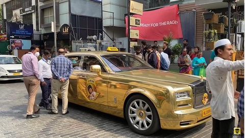 Triệu phú Ấn Độ sử dụng Rolls-Royce bọc vàng tiền tỉ làm taxi cho khách VIP - Ảnh 3. Triệu phú Ấn Độ sử dụng Rolls-Royce bọc vàng tiền tỉ làm taxi cho khách VIP - Ảnh 3.