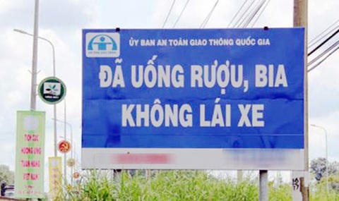 Tiếng nước tôi: Vầng trăng... sao xẻ làm đôi! - Ảnh 1. Sao lại cắt đôi, bẻ nửa chữ bia rượu? - Ảnh: D.TRƯỜNG