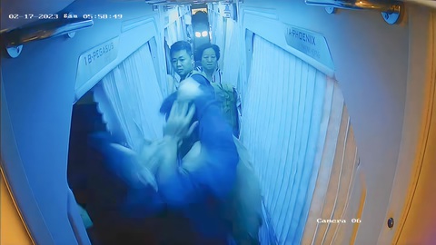 Yêu cầu xe dừng trên cao tốc đi vệ sinh không được, nữ hành khách gọi người đánh tài xế - Ảnh 1. Yêu cầu xe dừng trên cao tốc đi vệ sinh không được, nữ hành khách gọi người đánh tài xế - Ảnh 1.