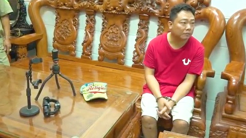 Tụ tập 'fan' đến nhà xem giải quyết mâu thuẫn, Võ Minh Điền bị đề nghị truy tố tội gây rối - Ảnh 1. Bị can Võ Minh Điền khi bị bắt - Ảnh: T.L.