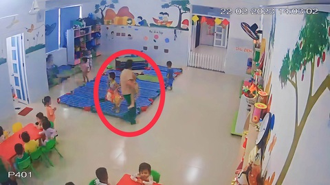 Phòng Giáo dục và Đào tạo TP Nha Trang: Không có dấu hiệu bạo hành vụ bé 2 tuổi chết bất thường - Ảnh 1. Hình ảnh trích xuất camera cô giáo phát hiện ra tình trạng bất thường của bé - Ảnh chụp màn hình