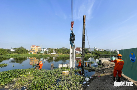 TP.HCM hoàn thành dự án Tham Lương - Bến Cát - Rạch Nước Lên năm 2025 - Ảnh 1. Ngay sau lễ khởi công dự án Tham Lương - Bến Cát - rạch Nước Lên, đơn vị thi công đã bắt đầu công tác thi công dự án Tham Lương - Bến Cát - rạch Nước Lên - Ảnh: LÊ PHAN