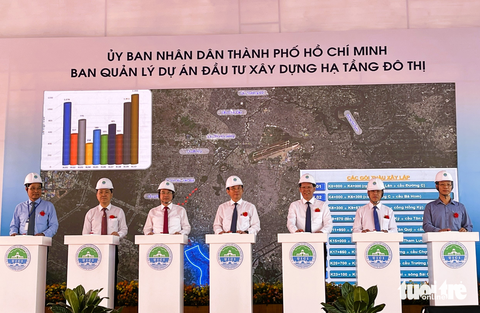 TP.HCM hoàn thành dự án Tham Lương - Bến Cát - Rạch Nước Lên năm 2025 - Ảnh 4. Lãnh đạo TP.HCM và các đơn vị ấn nút khởi công giai đoạn 2 dự án Tham Lương - Bến Cát - rạch Nước Lên - Ảnh: ĐỨC PHÚ