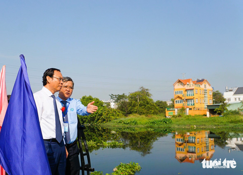TP.HCM hoàn thành dự án Tham Lương - Bến Cát - Rạch Nước Lên năm 2025 - Ảnh 5. Bí thư Thành ủy TP.HCM Nguyễn Văn Nên nghe ông Nguyễn Hoàng Anh Dũng - phó giám đốc Ban Quản lý dự án đầu tư xây dựng hạ tầng đô thị TP.HCM - trình bày về dự án - Ảnh: ĐỨC PHÚ