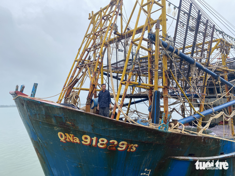 Tàu cá bị phá trên biển Hoàng Sa, ngư dân tơi tả về bờ - Ảnh 1. Tàu cá bị phá trên biển Hoàng Sa, ngư dân tơi tả về bờ - Ảnh 1.