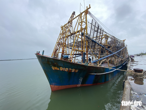 Tàu cá bị phá trên biển Hoàng Sa, ngư dân tơi tả về bờ - Ảnh 3. Tàu cá bị phá trên biển Hoàng Sa, ngư dân tơi tả về bờ - Ảnh 3.