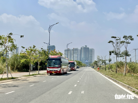 TP.HCM cấm dừng, đỗ xe thêm một tuyến đường để chặn xe dù, bến cóc phát sinh - Ảnh 1. TP.HCM cấm dừng, đỗ xe thêm một tuyến đường để chặn xe dù, bến cóc phát sinh - Ảnh 1.