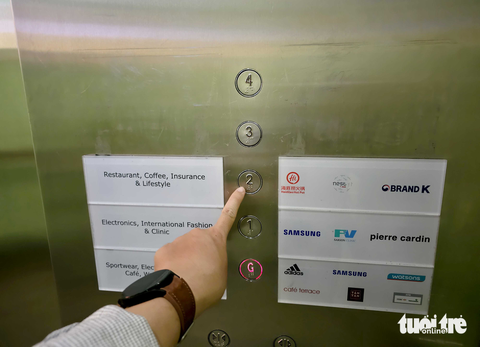Cửa hàng trong Bitexco ‘cửa đóng then cài’, chuyện gì vậy? - Ảnh 3. Cửa hàng trong Bitexco ‘cửa đóng then cài’, chuyện gì vậy? - Ảnh 3.