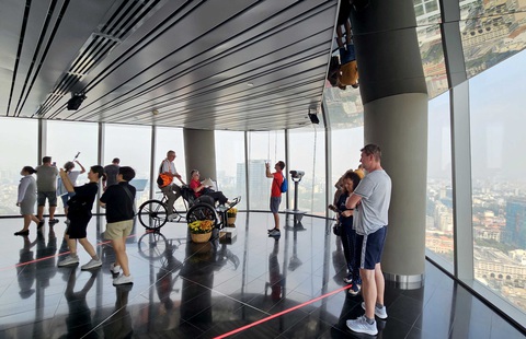 Du khách chụp ảnh tại đài quan sát Saigon Skydeck vào trưa 23-2 - Ảnh: NGỌC HIỂN Du khách chụp ảnh tại đài quan sát Saigon Skydeck vào trưa 23-2 - Ảnh: NGỌC HIỂN