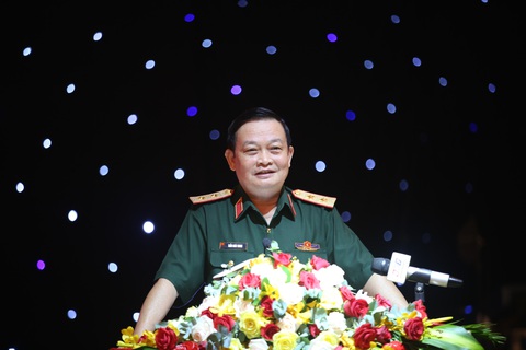 Quân khu 7 gặp mặt lãnh đạo cơ quan thông tấn, báo chí - Ảnh 1. Trung tướng Trần Hoài Trung - chính ủy Quân khu 7 - chủ trì, phát biểu tại buổi gặp mặt - Ảnh: MINH HÒA