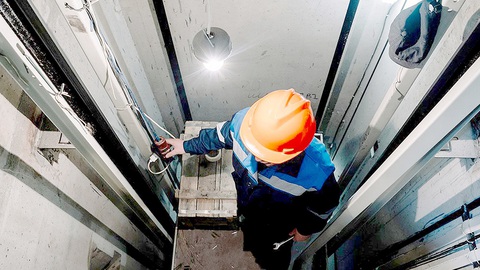 Sống sót kỳ diệu dưới lưỡi hái tử thần - Kỳ 5: Cái chết chực chờ dưới lòng đất - Ảnh 1. Buồng thang máy trong mỏ vàng dùng để lên xuống lòng đất - Ảnh: Shutterstock