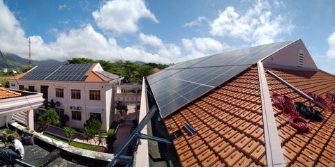 Nghịch lý thiếu điện lưới nhưng điện mặt trời bỏ không ở Côn Đảo - Ảnh 3. Nghịch lý thiếu điện lưới nhưng điện mặt trời bỏ không ở Côn Đảo - Ảnh 3.