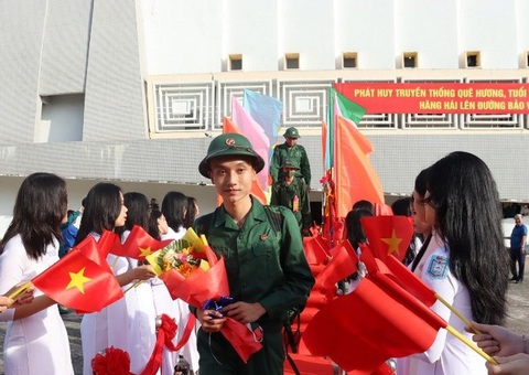Xử phạt 62,5 triệu đồng nam thanh niên ở Quảng Ngãi không chấp hành lệnh gọi nhập ngũ - Ảnh 1. Đợt nhập ngũ đầu năm 2023, Quảng Ngãi có 2.451 thanh niên nhập ngũ vào quân đội và 255 thanh niên vào lực lượng công an nhân dân - Ảnh: H.C.