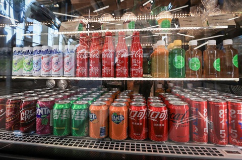 Coca-Cola, Zara... rút khỏi nhưng dân Nga vẫn mua được hàng, vì sao? - Ảnh 1. Coca-Cola, Zara... rút khỏi nhưng dân Nga vẫn mua được hàng, vì sao? - Ảnh 1.
