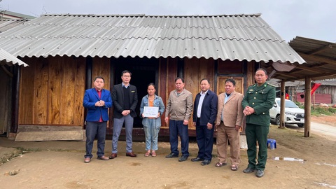 Bàn giao 10 ngôi nhà tình nghĩa cho người dân xã biên giới Na Ngoi - Ảnh 3. Đại diện đoàn công tác trao tặng nhà tình nghĩa cho hộ gia đình anh chị Mùa Bá Xồng (Bản Phù Khả 1)