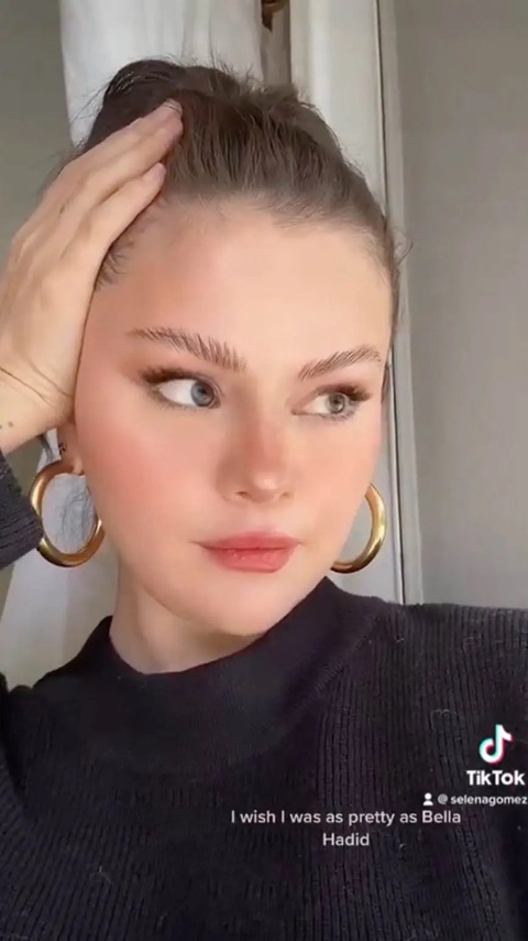 Màn phủ nhận bất hòa với Bella Hadid cực mặn mà của Selena Gomez - Ảnh 2. Màn phủ nhận bất hòa với Bella Hadid cực mặn mà của Selena Gomez - Ảnh 2.