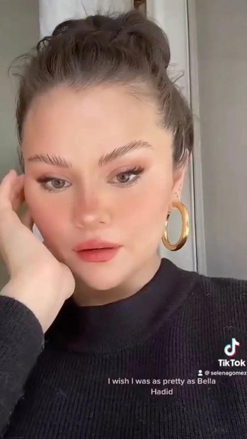 Màn phủ nhận bất hòa với Bella Hadid cực mặn mà của Selena Gomez - Ảnh 1. Màn phủ nhận bất hòa với Bella Hadid cực mặn mà của Selena Gomez - Ảnh 1.