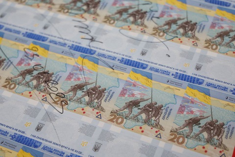 Ukraine phát hành tờ tiền 20 hryvnia đánh dấu một năm chiến sự - Ảnh 3. Ukraine phát hành tờ tiền 20 hryvnia đánh dấu một năm chiến sự - Ảnh 3.