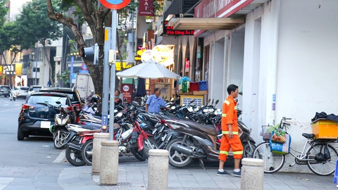 Lập lại trật tự vỉa hè: Tăng cường phạt nguội - Ảnh 1. Ô tô, xe máy đậu kín vỉa hè Ngô Đức Kế giao Nguyễn Huệ (quận 1, TP.HCM) - Ảnh: PHƯƠNG QUYÊN
