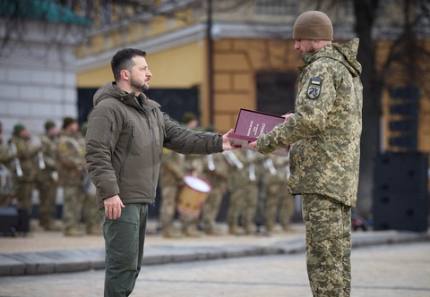 Tổng thống Ukraine khóc trong ngày kỷ niệm một năm chiến sự - Ảnh 5. Tổng thống Ukraine khóc trong ngày kỷ niệm một năm chiến sự - Ảnh 5.