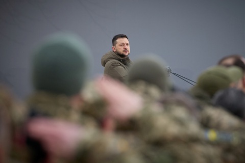 Tổng thống Ukraine khóc trong ngày kỷ niệm một năm chiến sự - Ảnh 1. Tổng thống Ukraine khóc trong ngày kỷ niệm một năm chiến sự - Ảnh 1.
