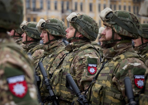 Tổng thống Ukraine khóc trong ngày kỷ niệm một năm chiến sự - Ảnh 3. Tổng thống Ukraine khóc trong ngày kỷ niệm một năm chiến sự - Ảnh 3.