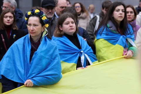 Nhiều nước làm lễ ghi nhớ một năm chiến sự ở Ukraine - Ảnh 4. Nhiều nước làm lễ ghi nhớ một năm chiến sự ở Ukraine - Ảnh 4.