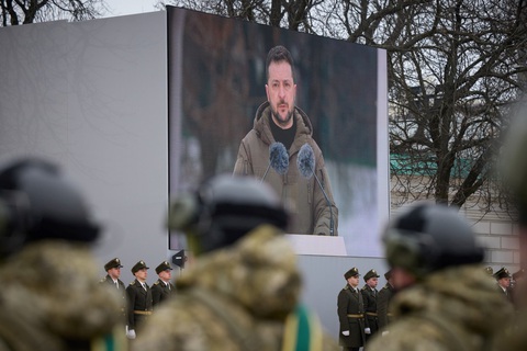 Nhiều nước làm lễ ghi nhớ một năm chiến sự ở Ukraine - Ảnh 2. Nhiều nước làm lễ ghi nhớ một năm chiến sự ở Ukraine - Ảnh 2.