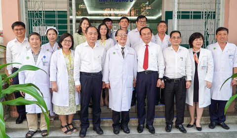 Bí thư Nguyễn Văn Nên thăm, tri ân thầy thuốc tiêu biểu - Ảnh 2. Bí thư Nguyễn Văn Nên thăm, tri ân thầy thuốc tiêu biểu - Ảnh 2.