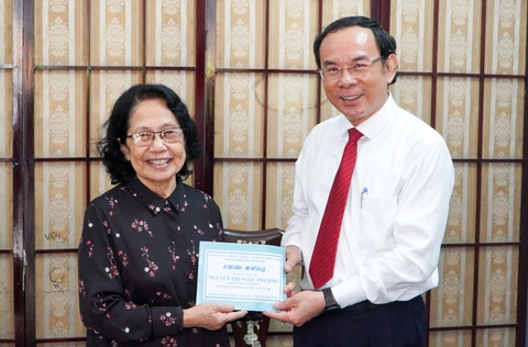 Bí thư Nguyễn Văn Nên thăm, tri ân thầy thuốc tiêu biểu - Ảnh 3. Bí thư Nguyễn Văn Nên thăm, tri ân thầy thuốc tiêu biểu - Ảnh 3.