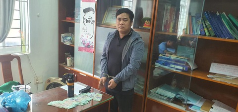 Bà chủ tiệm bị xịt hơi cay, vẫn lao theo kéo ngã xe tên cướp - Ảnh 1. Bà chủ tiệm bị xịt hơi cay, vẫn lao theo kéo ngã xe tên cướp - Ảnh 1.