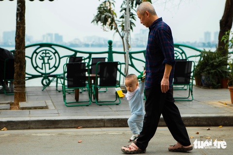 Muôn kiểu chiếm dụng vỉa hè ở Hà Nội - Ảnh 1. Muôn kiểu chiếm dụng vỉa hè ở Hà Nội - Ảnh 1.