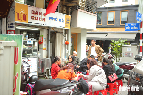 Muôn kiểu chiếm dụng vỉa hè ở Hà Nội - Ảnh 2. Muôn kiểu chiếm dụng vỉa hè ở Hà Nội - Ảnh 2.