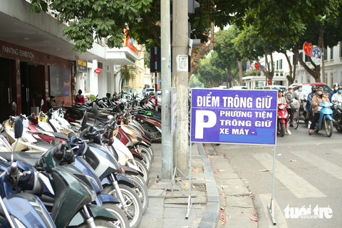 Muôn kiểu chiếm dụng vỉa hè ở Hà Nội - Ảnh 9. Muôn kiểu chiếm dụng vỉa hè ở Hà Nội - Ảnh 9.