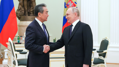 Trung Quốc và đàm phán Nga - Ukraine - Ảnh 1. Tổng thống Putin gặp nhà ngoại giao hàng đầu Trung Quốc Vương Nghị tại Matxcơva vào ngày 22-2 - Ảnh: AFP