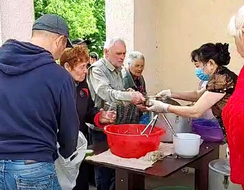 Người nấu cơm Việt Nam ở Kharkov - Ảnh 1. Bà Nguyễn Ngần nấu cơm cho cộng đồng ở Ukraine trong chiến sự và các túi quà từ tiền đóng góp của cộng đồng gửi đến vợ chồng bà Ngần để mua thực phẩm năm mới cho người dân khó khăn ở Kharkov - Ảnh: NVCC