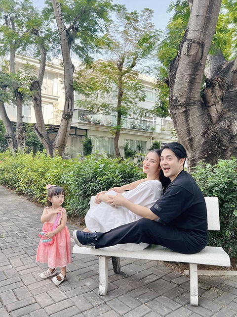 Ảnh vui sao Việt 24-2: Con gái Đông Nhi ngơ ngác khi bố mẹ cho ra rìa - Ảnh 1. Ảnh vui sao Việt 24-2: Con gái Đông Nhi ngơ ngác khi bố mẹ cho ra rìa - Ảnh 1.