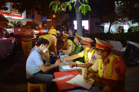 Cục Cảnh sát giao thông phối hợp kiểm tra lái xe vi phạm nồng độ cồn tại Bình Thuận - Ảnh 1. Cục Cảnh sát giao thông phối hợp kiểm tra lái xe vi phạm nồng độ cồn tại Bình Thuận - Ảnh 1.
